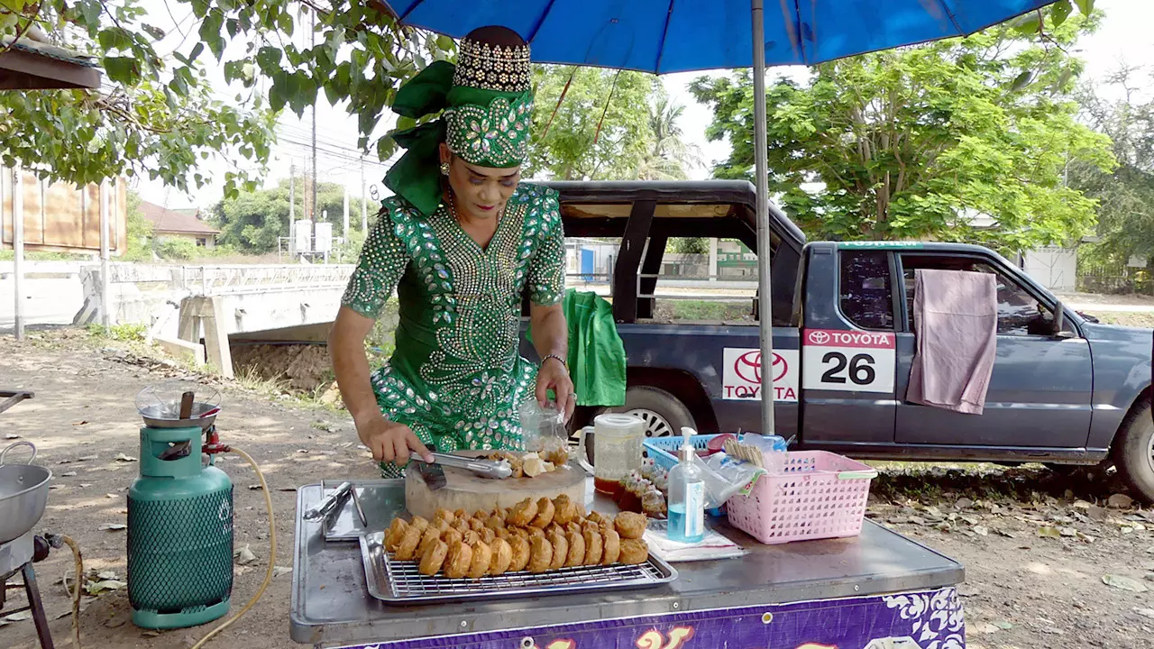  ยุคเข็ญลิเกไทย ไลฟ์สดออนไลน์ ขอมาลัยน้ำใจ ต่อชีวิตให้อยู่รอด 
