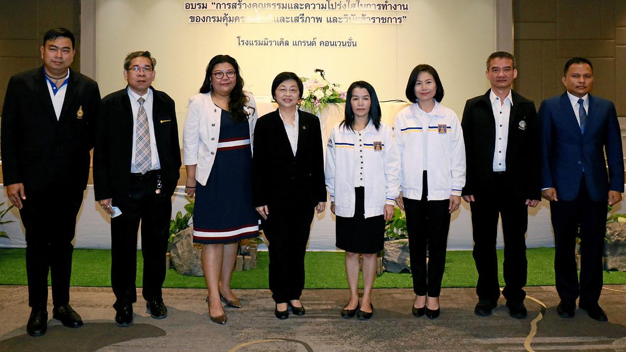 ต้องโปร่งใส - ทัศนีย์ เปาอินทร์ เปิดการอบรม การสร้างคุณธรรมและความโปร่งใสในการทำงานของกรมคุ้มครองสิทธิและเสรีภาพและวินัยข้าราชการ โดยมี พ.ต.ท.ธัญญะ ระย้า, มยุรา สนส่ง, พัสกร เพชรในหิน และ สุภาวดี บุญพบ มาร่วมอบรมด้วย ที่โรงแรมมิราเคิล แกรนด์ วันก่อน.