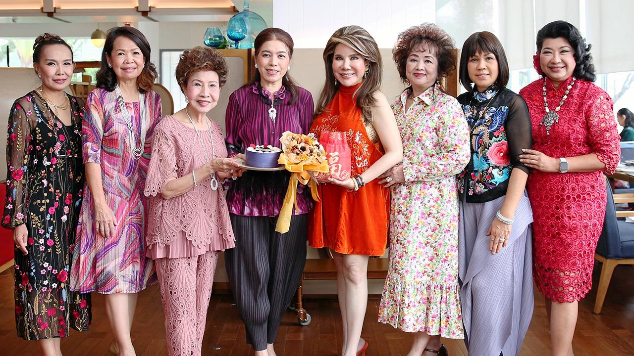 ดีใจมาก - ลัดดา รติโรจนากุล และ ยุพเยาว์ เพียรพาณิชย์พร จัดเลี้ยงแสดงความยินดีให้ สุกัญญา นิยมมาลัย ในโอกาสได้รับรางวัลสตรีไทยดีเด่น ปี 2563 โดยมี รัญชา บริบาลบุรีภัณฑ์ และ รมณีย์ เธียรประสิทธิ์ มาร่วมงานด้วย ที่โรงแรมแมนดาริน โอเรียนเต็ล วันก่อน.