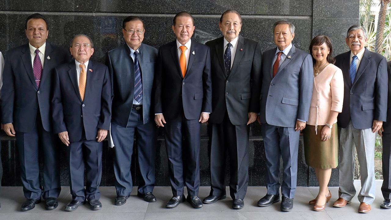 ประชุม - สนั่น อังอุบลกุล ประธานสภาธุรกิจไทย-เวียดนาม จัดประชุมเตรียมงานฉลองครบรอบ 45 ปี ความสัมพันธ์ทางการทูตระหว่างไทยกับเวียดนาม โดยมี กฤต ไกรจิตติ, อดิศักดิ์ เทพอาสน์ และ จันทิรา ยิมเรวัต วิวัฒน์รัตน์ มาร่วมประชุมด้วย ที่สภาหอการค้าแห่งประเทศไทย วันก่อน.