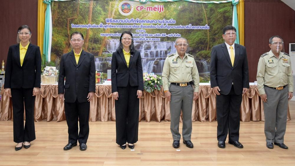 อนุรักษ์ป่า ธัญญา เนติธรรมกุล อธิบดีกรมอุทยานแห่งชาติ และ สลิลรัตน์ พงษ์พานิช จากบริษัทซีพี-เมจิ ลงนามความร่วมมือโครงการอนุรักษ์และฟื้นฟูทรัพยากรธรรมชาติและสิ่งแวดล้อม โดยมี สมหวัง เรืองนิวัติศัย และ วิวัฒน์ ภูมิพิทักษ์ มาร่วมในพิธีด้วย ที่กรมอุทยานแห่งชาติ วันก่อน.