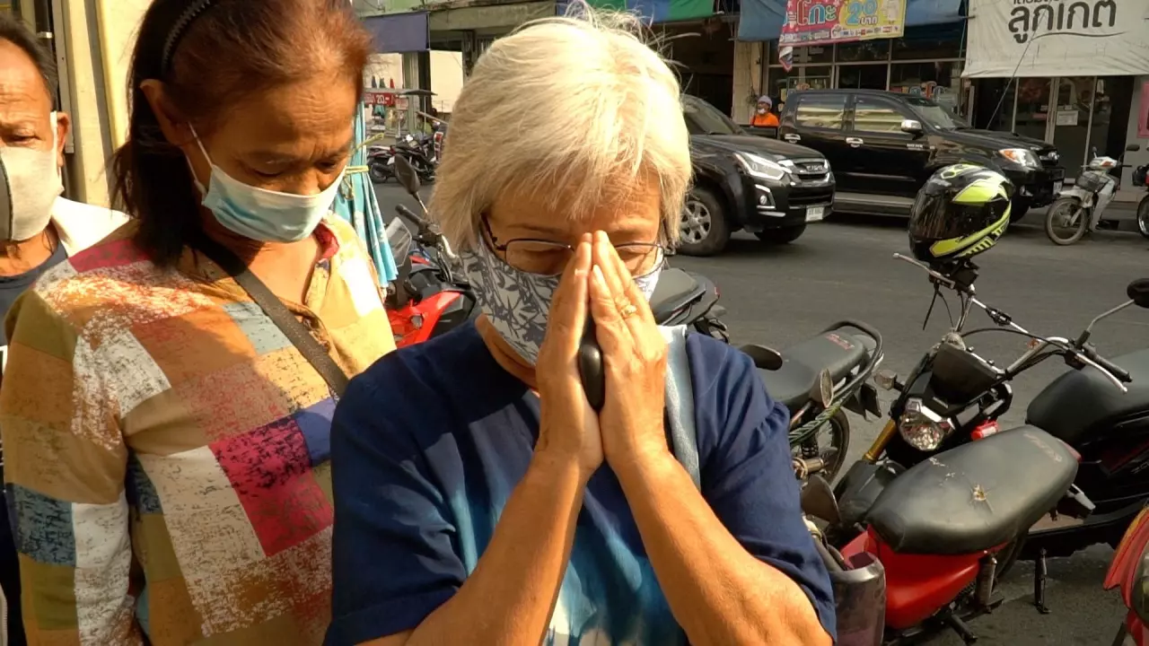 ประชาชนไม่มีสมาร์ทโฟน แห่ลงทะเบียน "เราชนะ" รอคิวแต่เช้ามืด บางจุดแถวยาวเป็นกิโล