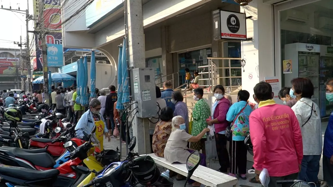 ประชาชนไม่มีสมาร์ทโฟน แห่ลงทะเบียน "เราชนะ" รอคิวแต่เช้ามืด บางจุดแถวยาวเป็นกิโล