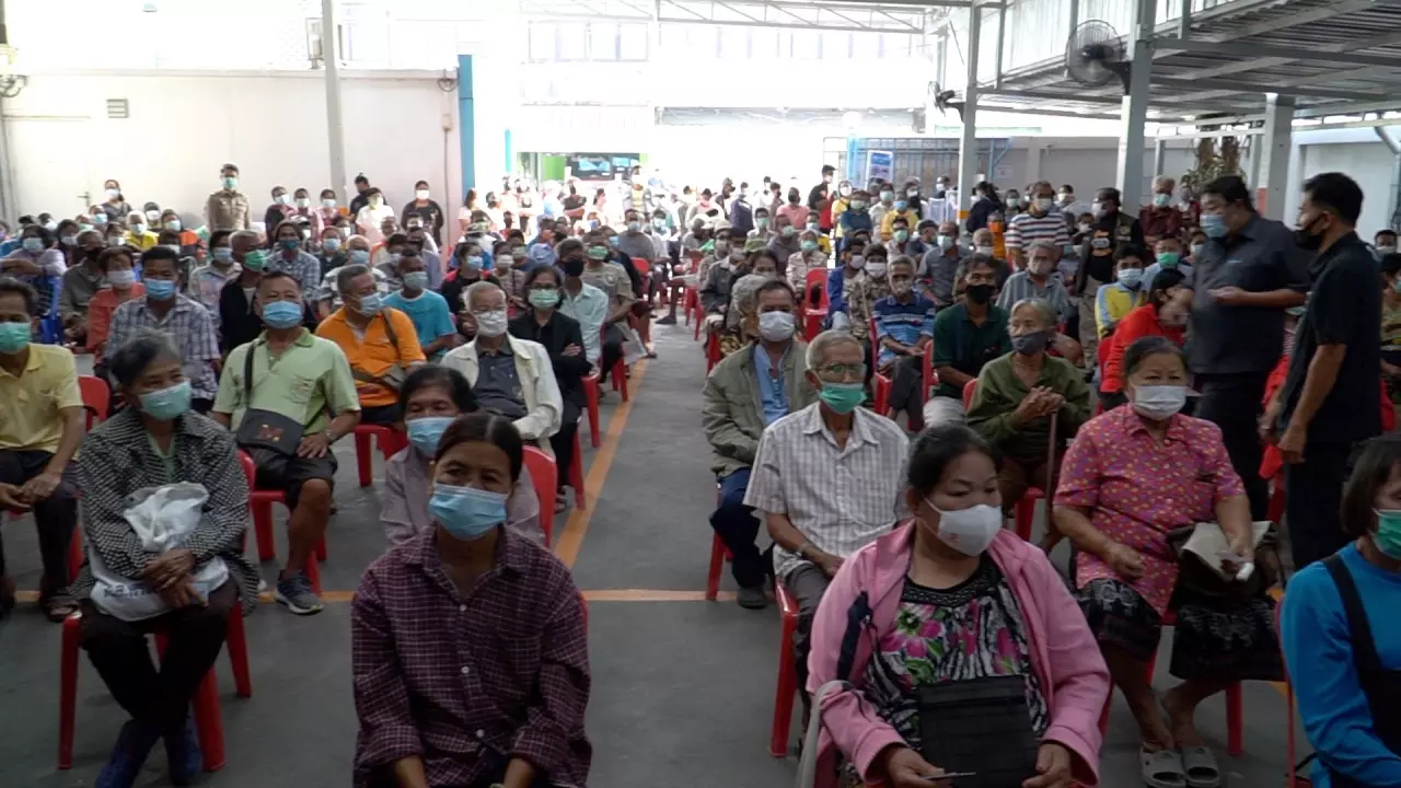 ประชาชนไม่มีสมาร์ทโฟน แห่ลงทะเบียน "เราชนะ" รอคิวแต่เช้ามืด บางจุดแถวยาวเป็นกิโล