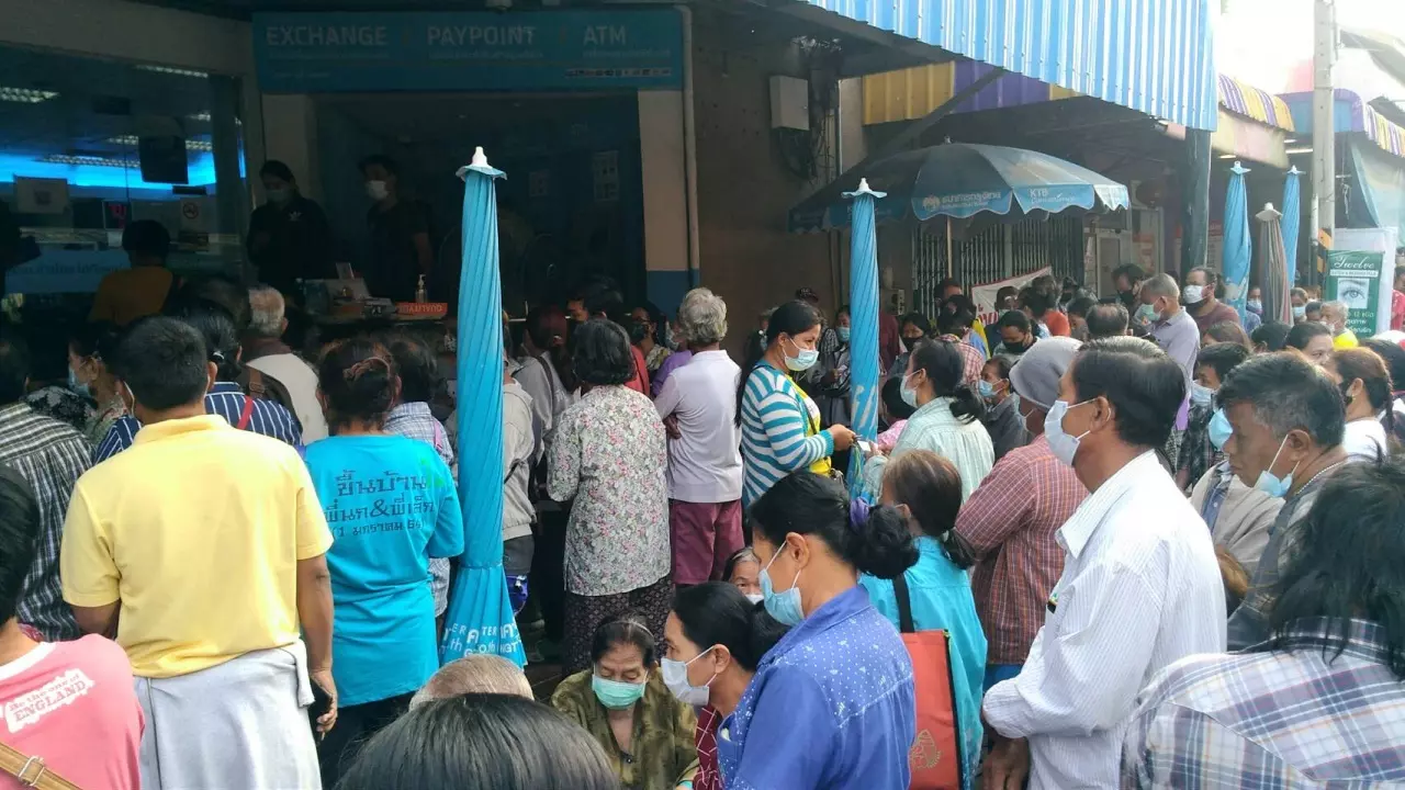 ประชาชนไม่มีสมาร์ทโฟน แห่ลงทะเบียน "เราชนะ" รอคิวแต่เช้ามืด บางจุดแถวยาวเป็นกิโล