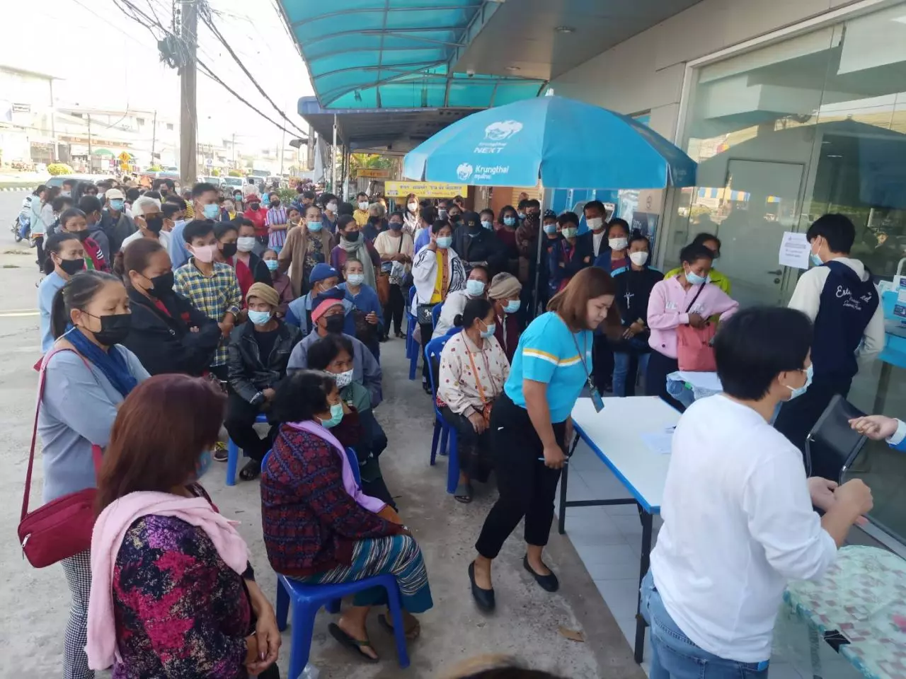 ชาวบ้าน-คนแก่บึงกาฬ มารอคิวลงทะเบียนเราชนะ เต็มหน้า ธ.กรุงไทย คิวแรกตี 4