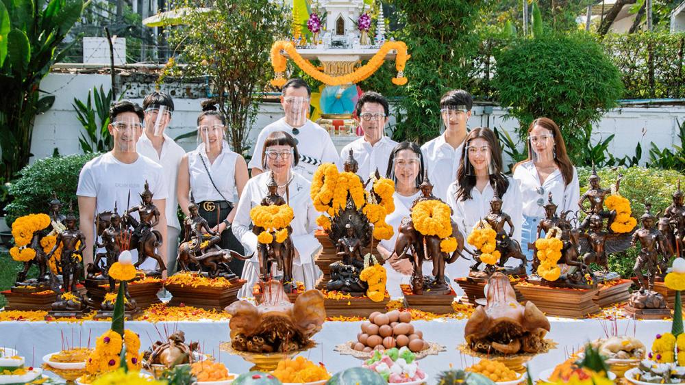 ฤกษ์ดี อรุโณชา ภาณุพันธุ์ ผู้จัดฯ บ.บรอดคาซท์ ไทย เทเลวิชั่น จำกัด ร่วมกับ จินา โอสถศิลป์ ผู้บริหาร บ.จีดีเอช ห้าห้าเก้า จำกัด ทำพิธีบวงสรวงเปิดกล้องภาพยนตร์ “บุพเพสันนิวาส 2” นำแสดงโดย โป๊ป-ธนวรรธน์, เบลล่า-ราณี, ไอซ์-พาริส, กิ๊ก-สุวัจนี, ปิ๊ง-อดิสรณ์ ผู้กำกับ มาร่วมพิธี ที่บริษัท จีดีเอชฯ วันก่อน.