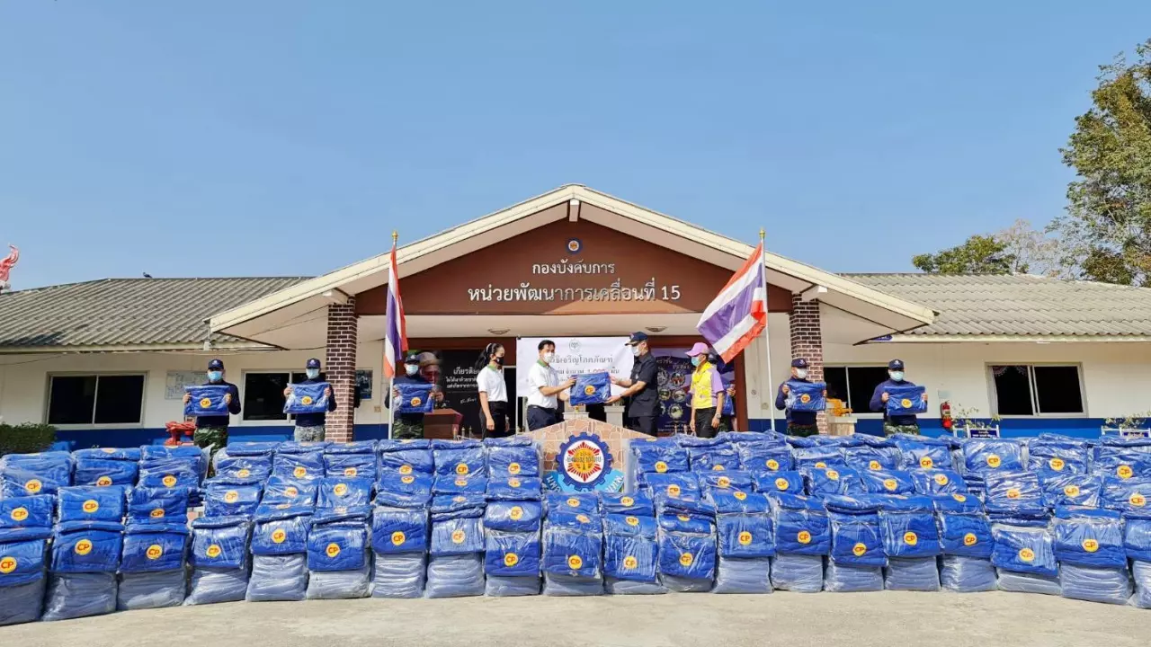 มอบหน้ากากอนามัย-สร้างการรับรู้ ปชช. ชาว จ.อุทัยฯ ป้องแพร่ระบาดโควิดฯ