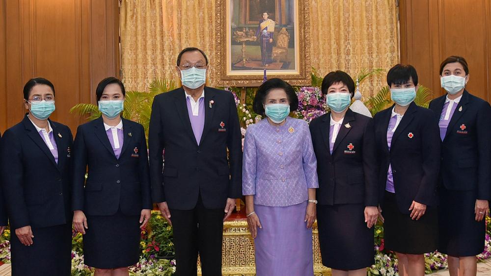 ถวายพระพร - ม.ร.ว.ปรียางค์ศรี วัฒนคุณ, ขรรค์ ประจวบเหมาะ และ จันทร์ประภา วิชิตชลชัย ลงนามถวายพระพร สมเด็จพระกนิษฐาธิราชเจ้า กรมสมเด็จพระเทพรัตนราชสุดาฯ สยามบรมราชกุมารี ขอให้ทรงหายจากพระอาการประชวรโดยเร็ว ที่ศาลาสหทัยสมาคม วันก่อน.