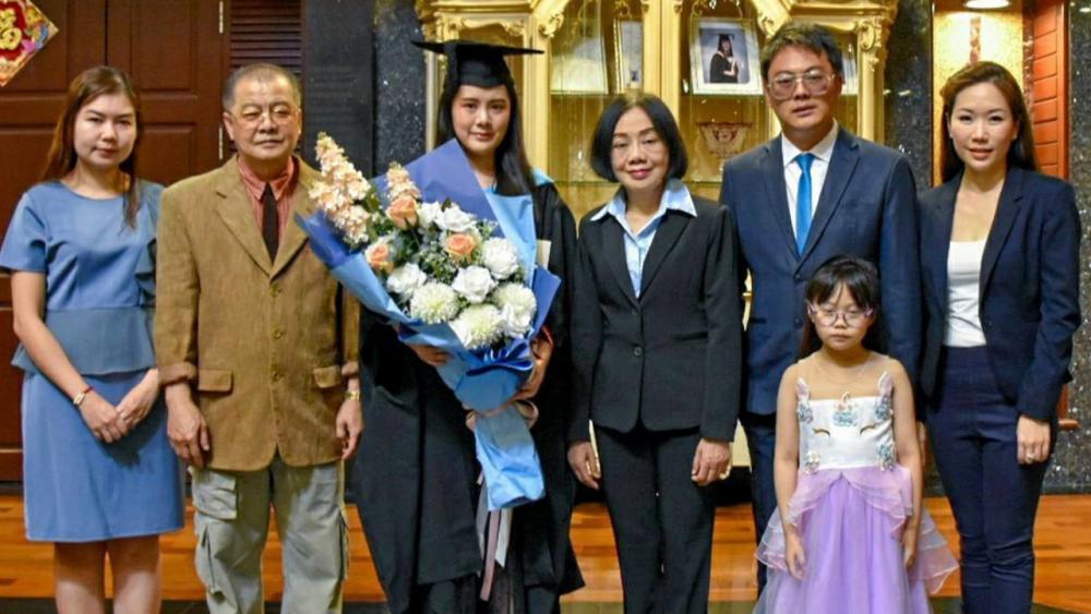 ปลื้มใจ - วิศาล เลาแก้วหนู-สายพิณ แซ่ก๊ก มอบช่อดอกไม้แสดงความยินดีให้ลูกสาว ชิดชนก เลาแก้วหนู ในโอกาสสำเร็จการศึกษาระดับปริญญาโท จาก University of Bath ประเทศอังกฤษ โดยมี บวร เลาแก้วหนู มาร่วมปลื้มด้วย ที่สยามไซโก้ เอ็นเตอร์ไพร์ซ์ บางนา วันก่อน.