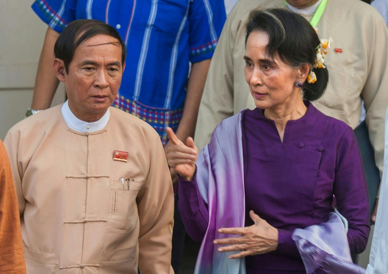 นางออง ซาน ซูจี ที่ปรึกษาแห่งรัฐ และประธานาธิบดีอู วิน มินต์