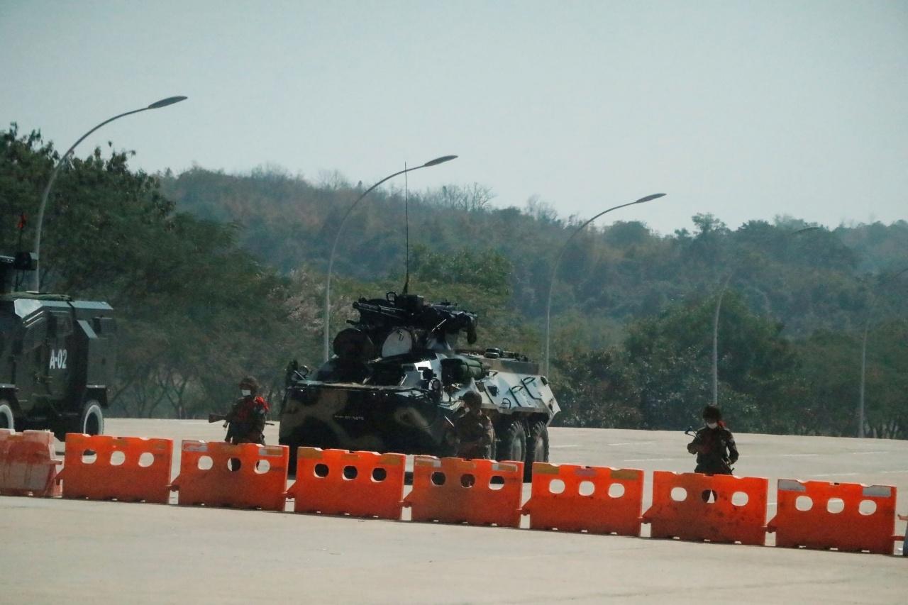 กองทัพส่งรถถังและทหารปิดกั้นถนนบริเวณด้านนอกอาคารรัฐสภา ในกรุงเนปิดอว์ ก่อรัฐประหารยึดอำนาจ
