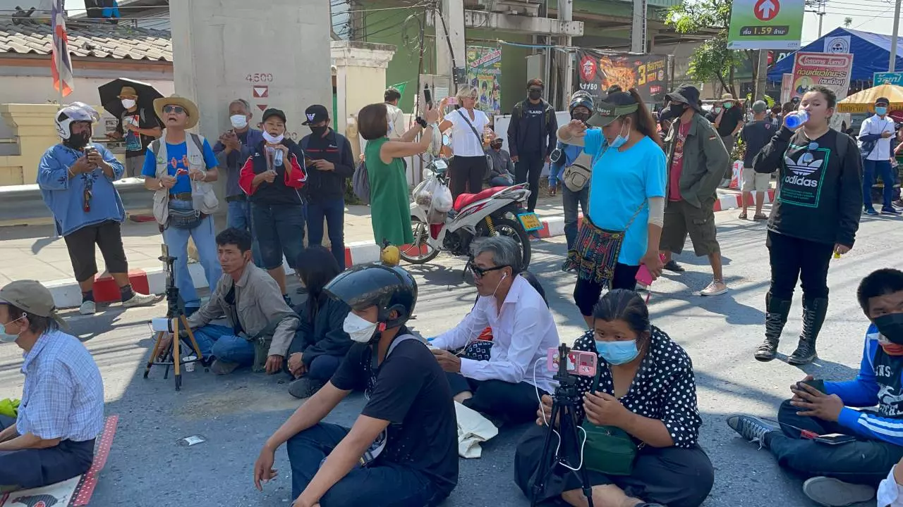 การ์ดวีโว่ตั้งวงดนตรีให้กำลังใจ เพื่อนแกนนำ 22 คนที่เข้ารับทราบข้อหา