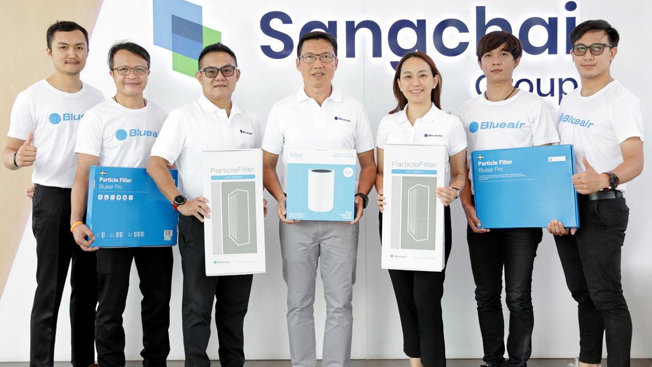 บริการดี วรเทพ อัศวนิเวศน์ และ บุญฤทธิ์ ฉันสุวรรณ เปิดตัว “Blueair Service” ทีมเซอร์วิสบริการหลังการขาย มาให้บริการดูแลทำความสะอาด และบำรุงรักษาเครื่องฟอกอากาศเพื่อรับมือกับฝุ่น PM 2.5 โดยมี ดรุณมณี อัศวนิเวศน์ มาร่วมงานด้วย ที่บริษัทแสงชัย แอร์ควอลิตี้ วันก่อน.