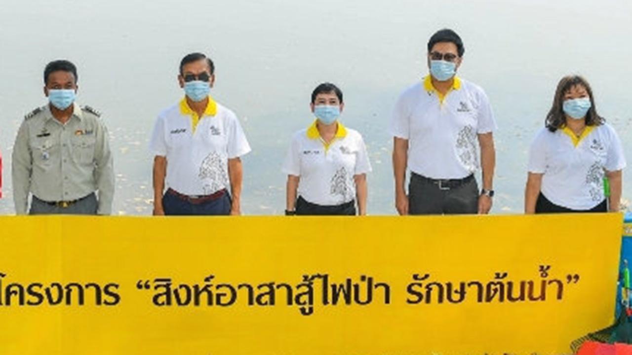 อนุรักษ์ รังสฤษดิ์ ลักษิตานนท์ และ อานนท์ กุลนิล เปิดโครงการ “สิงห์อาสาสู้ไฟป่า รักษาต้นนํ้า” ดูแลพื้นที่ “ต้นนํ้า” ในเขตภาคเหนือ เป็น 1 ใน 4 โครงการ 10 ปีสิงห์อาสาจับมือกับเครือข่ายทั่วประเทศ ที่สถานีควบคุมไฟป่าห้วยฮ่องไคร้-ขุนแม่กวง อ.ดอยสะเก็ด จ.เชียงใหม่ วันก่อน.