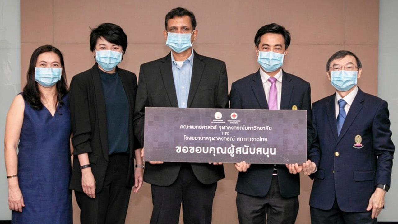 พัฒนาวัคซีน ศ.นพ.สุทธิพงศ์ วัชรสินธุ และ ศ.นพ.เกียรติ รักษ์รุ่งธรรม รับมอบเงินจำนวน 4,738,950 บาท จาก รัคชิต ฮาร์เกฟ รองประธาน กก.บ.ไบเออร์สด๊อรฟ เพื่อสนับสนุนกองทุนการวิจัยและพัฒนาวัคซีน คณะแพทยศาสตร์ จุฬาลงกรณ์มหาวิทยาลัย ที่อาคารอานันทมหิดล วันก่อน.