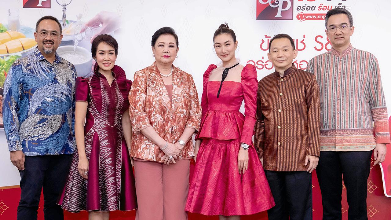 ดับร้อน - ภัทรา ศิลาอ่อน จัด “เทศกาลข้าวแช่” เพื่อสืบสานตำนานอาหารไทย พร้อมชุดข้าวแช่ข้าวหอมมะลิ-ข้าวเหนียวมะม่วงนํ้าดอกไม้ โดยมี วิทูร ศิลาอ่อน, อรรถ ประคุณหังสิต, มณีสุดา ศิลาอ่อน และ แพนเค้ก–เขมนิจ จามิกรณ์ มาร่วมงานด้วย ที่ S&P Hall สุขุมวิท 26 วันก่อน.