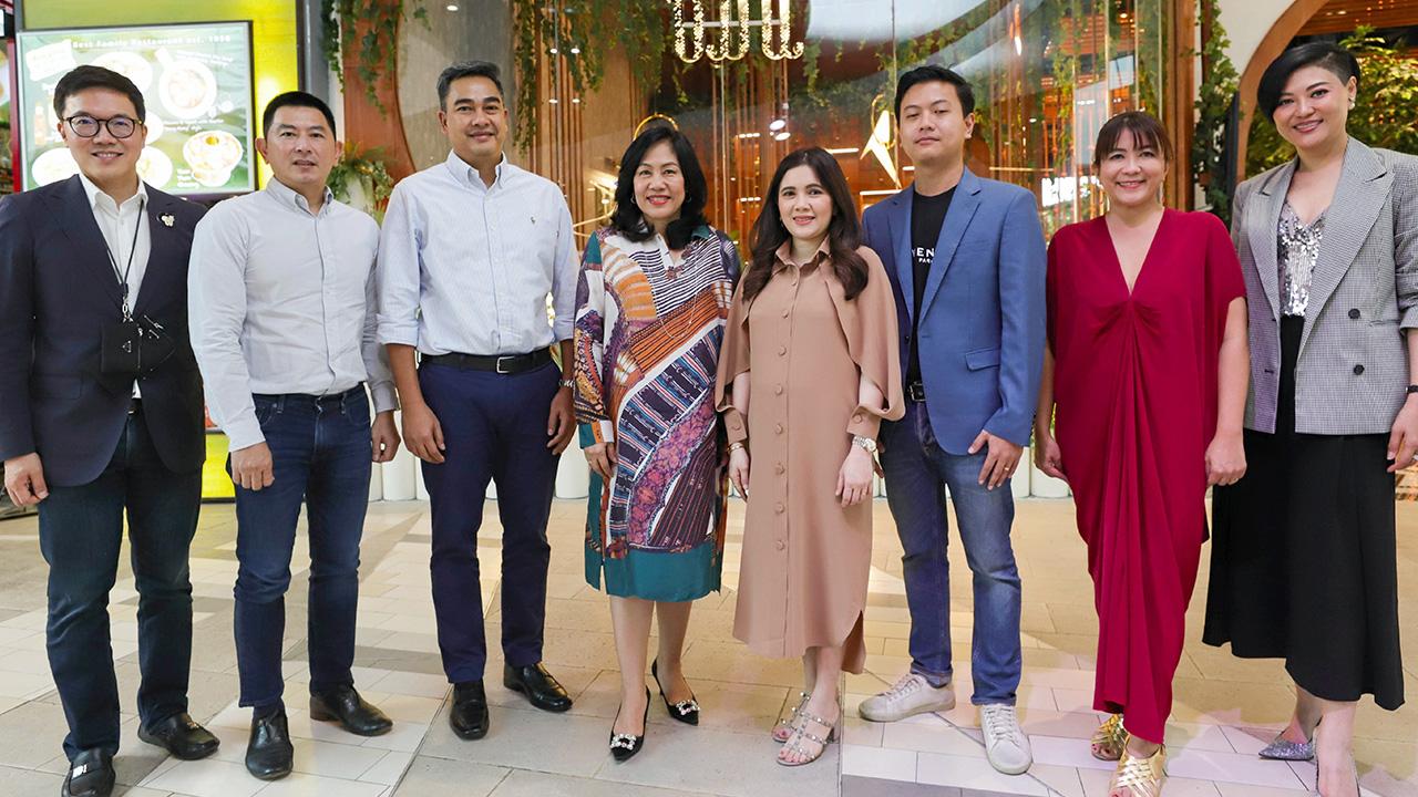 อร่อยมั่ก - ภัทรพร เพ็ญประพัฒน์ และ จุฑาทิพย์ เพชรเรือนทอง เปิด “ขมิ้น คูซีน แอนด์ คาเฟ่” ร้านอาหารใต้แท้ต้นตำรับ โดยมี กันตภณ ผาณิตรัตน์, จิตตวัฒน์ จิตสำรวย, อภิชาติ ศาลิคุปต และ ศศิเพ็ญ จันทร์ศรี มาร่วมงานด้วย ที่เซ็นทรัลพลาซา แกรนด์ พระราม 9 วันก่อน.