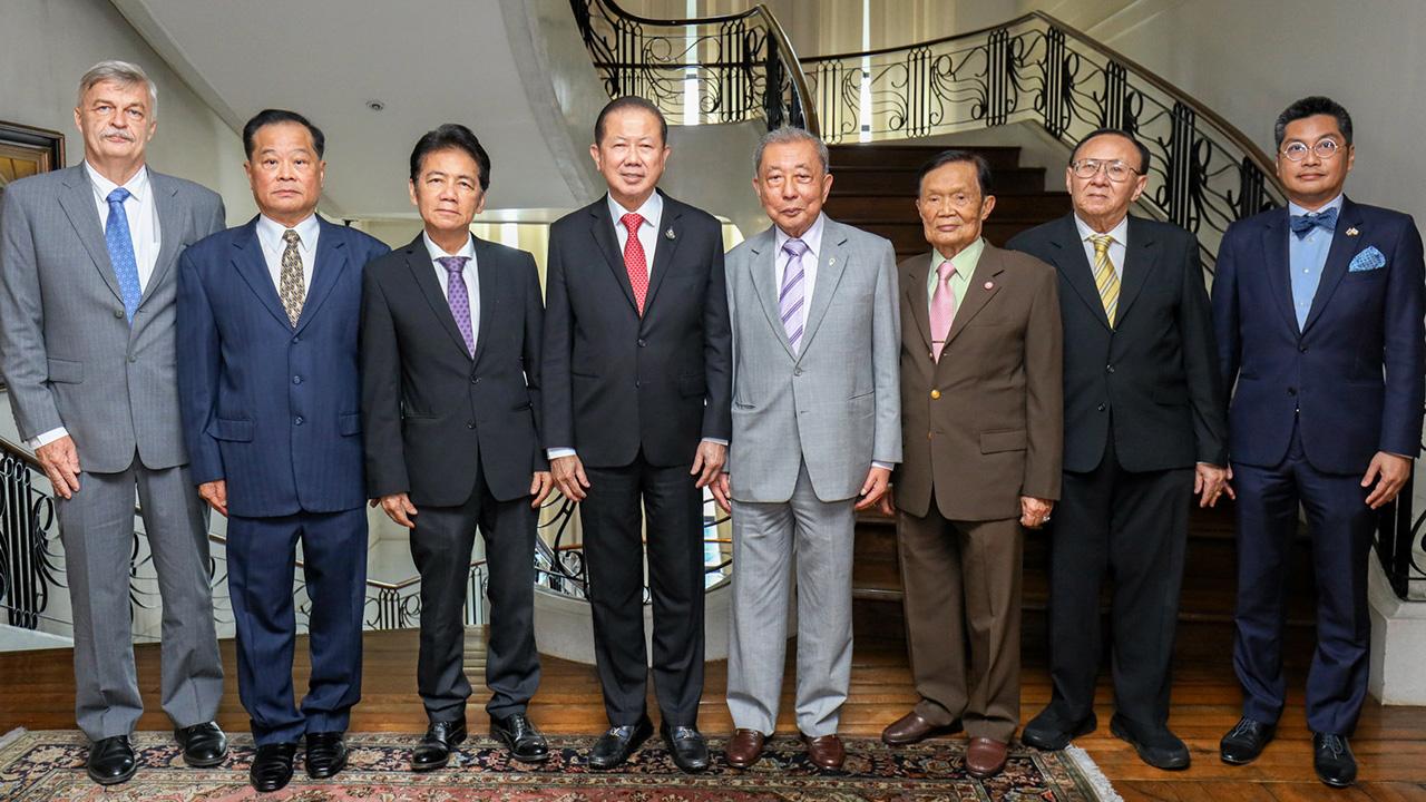 ประธานใหม่ - สนั่น อังอุบลกุล ประธานสมาคมคณะกงสุลกิตติมศักดิ์ จัดประชุมใหญ่สามัญประจำปี 2564 พร้อมส่งมอบตำแหน่งประธานสมาคมคนใหม่ให้ ดร.ชุมพล พรประภา โดยมี ดร.ศรีภูมิ ศุขเนตร และ ดร.วีระชัย เตชะวิจิตร์ มาร่วมประชุมด้วย ที่แปซิฟิก ซิตี้คลับ วันก่อน.