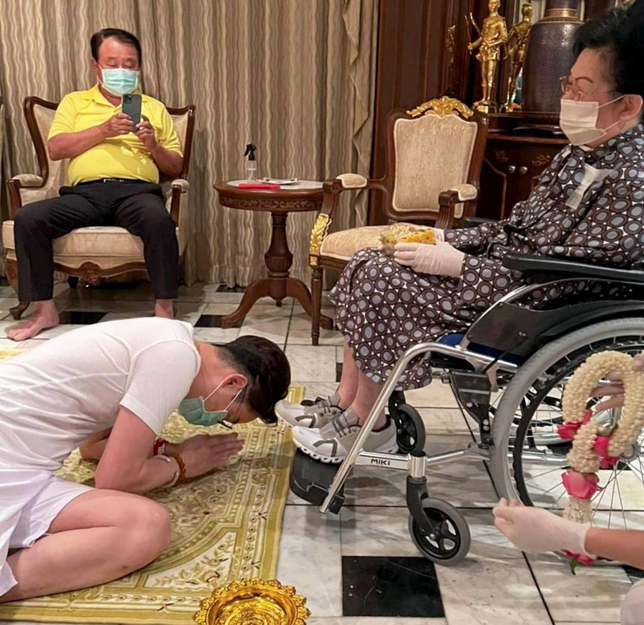 “นั่งไลฟ์”