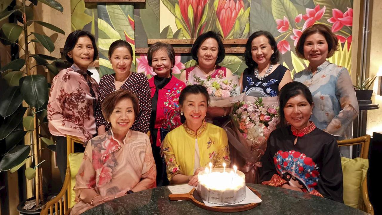 แฮปปี้เบิร์ธเดย์ - สาวิตรี รมยะรูป, ดร.สมฤดี ศรีจรรยา, ภัทรภร วรรณภิญโญ, สุพินท์ มีชูชีพ, วราภรณ์ ไตรวิทยานุรักษ์, ลีน่า วรรณวิทย์ และ เพ็ชรากรณ์ วัชรพล มาร่วมในงานเลี้ยงจัดฉลองครบรอบวันเกิดของ ภัทรินทร์ ตาลทอง ที่บ้านดุสิตธานี ศาลาแดง วันก่อน.