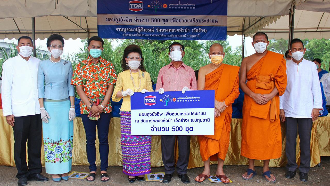 ถุงยังชีพ - ประจักษ์-ละออ ตั้งคารวคุณ มอบถุงยังชีพจำนวน 500 ชุด ผ่านแก่ สมเด็จพระมหาวีรวงศ์ เพื่อนำไปช่วยเหลือประชาชนได้รับผลกระทบไวรัสโควิด โดยมี พระครูสมุห์วัชระ ภัททธัมโม และ ชัยวัฒน์ ชื่นโกสุม มาร่วมในพิธีด้วย ที่วัดบางหลวงหัวป่า จ.ปทุมธานี วันก่อน.