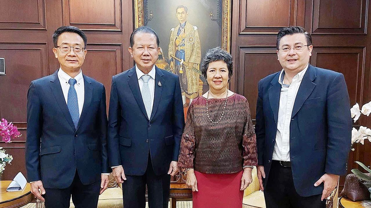 ร่วมมือกัน - สนั่น อังอุบลกุล ให้การต้อนรับ ลักขณา นะวิโรจน์ ประธานโครงการสุขสยาม เพื่อหารือความร่วมมือระหว่างหอการค้าไทยกับเมืองสุขสยามในการช่วยเหลือเกษตรกรชาวสวนผลไม้ โดยมี วิศิษฐ์ ลิ้มลือชา และ สุวรรณชัย โลหะวัฒนกุล มาร่วมงานด้วย ที่สภาหอการค้า วันก่อน.