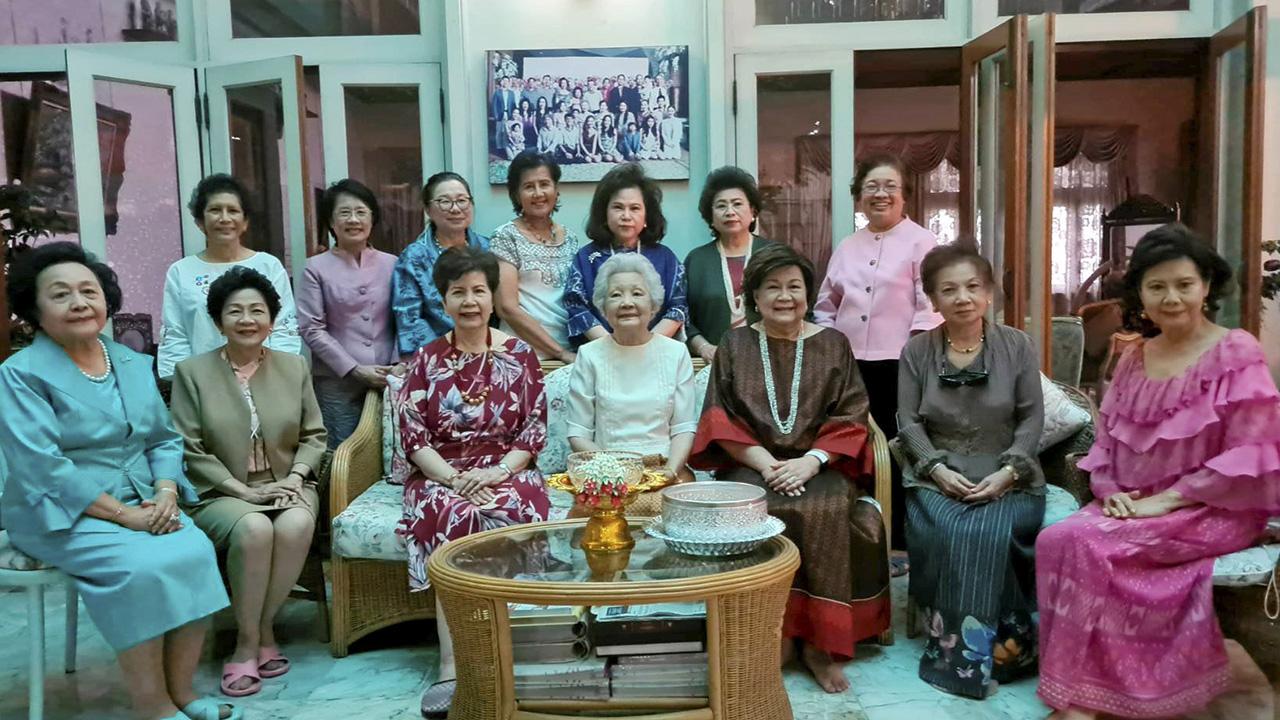 มาไหว้ผู้หลักผู้ใหญ่ - ท่านผู้หญิงสุมาลี จาติกวนิช เปิดบ้านในโอกาสเทศกาลสงกรานต์ โดยมี คุณหญิงทิพาวดี เมฆสวรรค์, รศ.นรีวรรณ จินตกานนท์, ผศ.ทิพวัลย์ สมุทรักษ์, ดร.ฉวีรัตน์ เกษตรสุนทร และ ดร.นุชนาถ วสุรัตน์ มาร่วมขอพรด้วย ที่บ้านยุกตะเสวี วันก่อน.