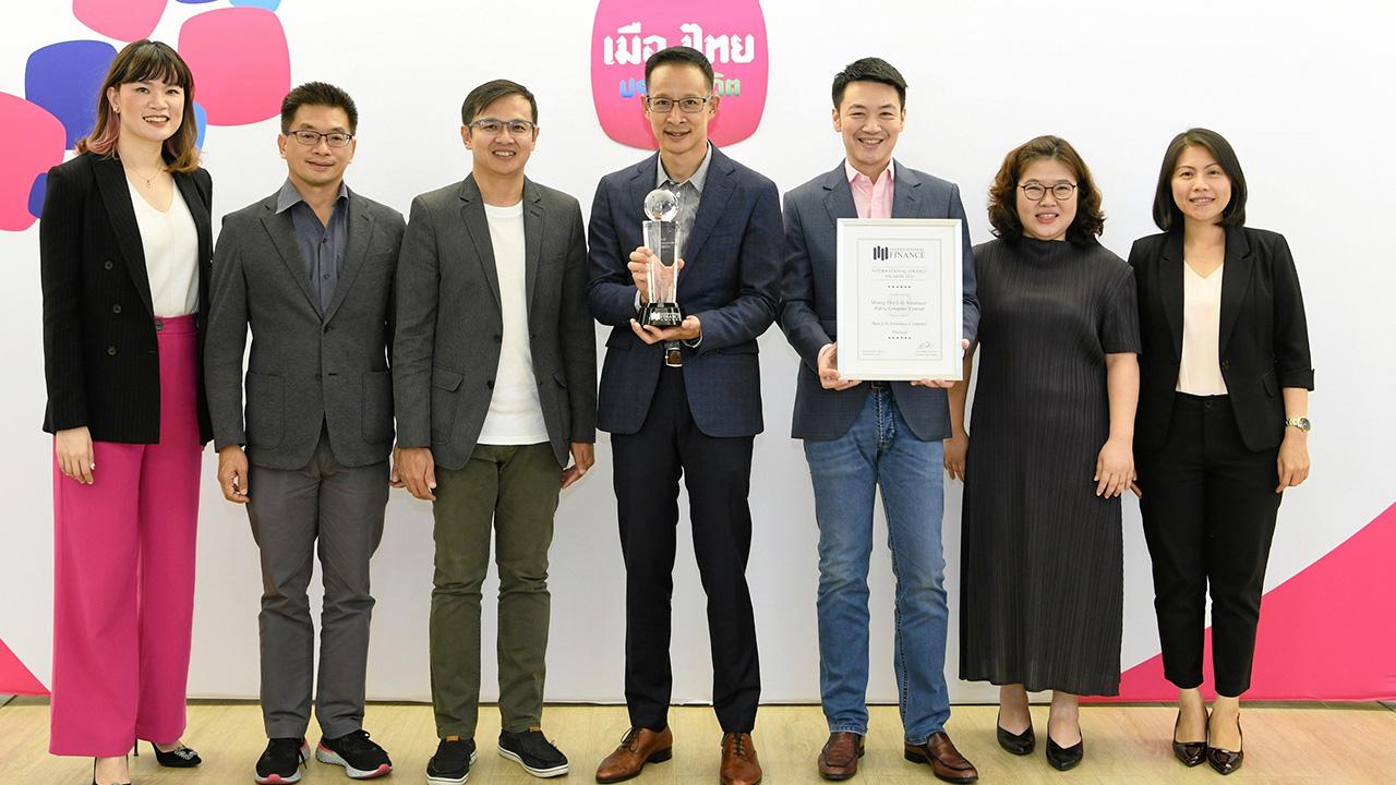 ภูมิใจ - สาระ ล่ำซำ กก.ผจก.บ.เมืองไทยประกันชีวิต ได้รับรางวัล Best Life Insurance Com pany-Thailand 2020 ในงาน “International Finance Awards 2020” โดยมี วชิรพล เขมนิพิฐพนธ์ และ นริศ อจละนันท์ มาร่วมปลื้มด้วย ที่เมืองไทยประกันชีวิต สนญ. วันก่อน.
