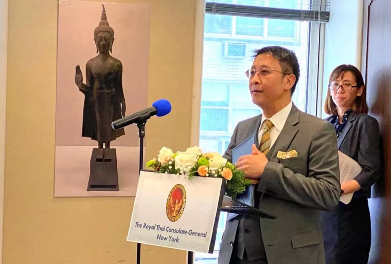 สนง.อัยการนิวยอร์กส่งมอบ 13 พระพุทธรูป โบราณวัตถุล้ำค่า คืนให้ไทยแล้ว