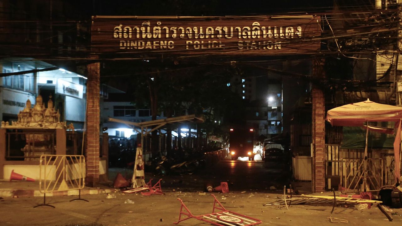 ม็อบฉุนตำรวจ ฮือหน้า สน.ดินแดง ขว้างขวด-เผารถ ตร.ฮึ่มรวบ-หากไม่ยุติ