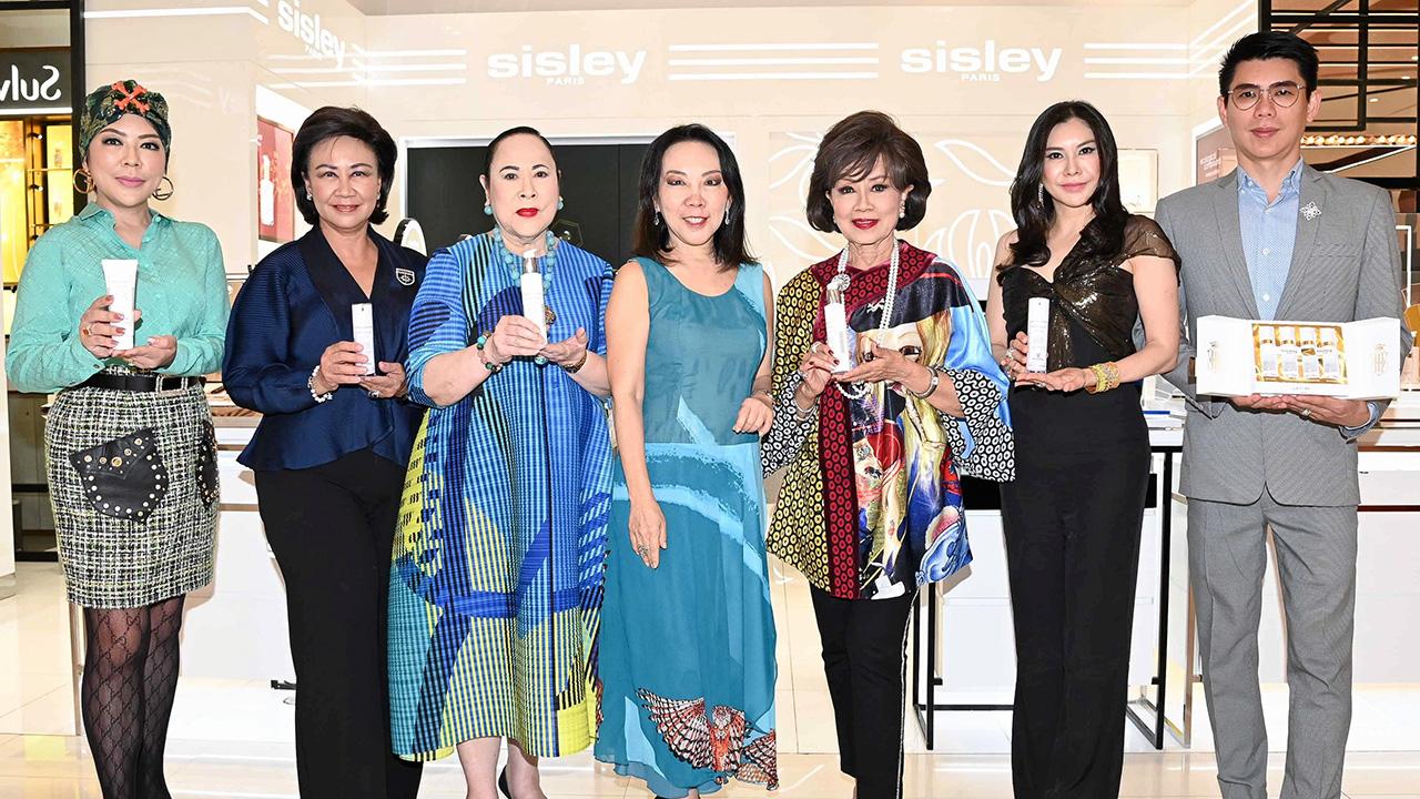 ผิวสวย - รุจิตร สุธนะเสรีพร เปิดเคาน์เตอร์เครื่องสำอางซิสเล่ย์ พร้อมผลิตภัณฑ์บำรุงเพื่อผิวหน้ากระจ่างใส ต่อต้านยูวีและมลภาวะคอลเลกชันล่าสุดจากฝรั่งเศส โดยมี ม.ร.ว.สุพรรณกัลยา ตันหยงมาศ ทองใหญ่, วี มาร์ และ ชาลอต โทณวณิก มาร่วมงานด้วย ที่สยามพารากอน วันก่อน.