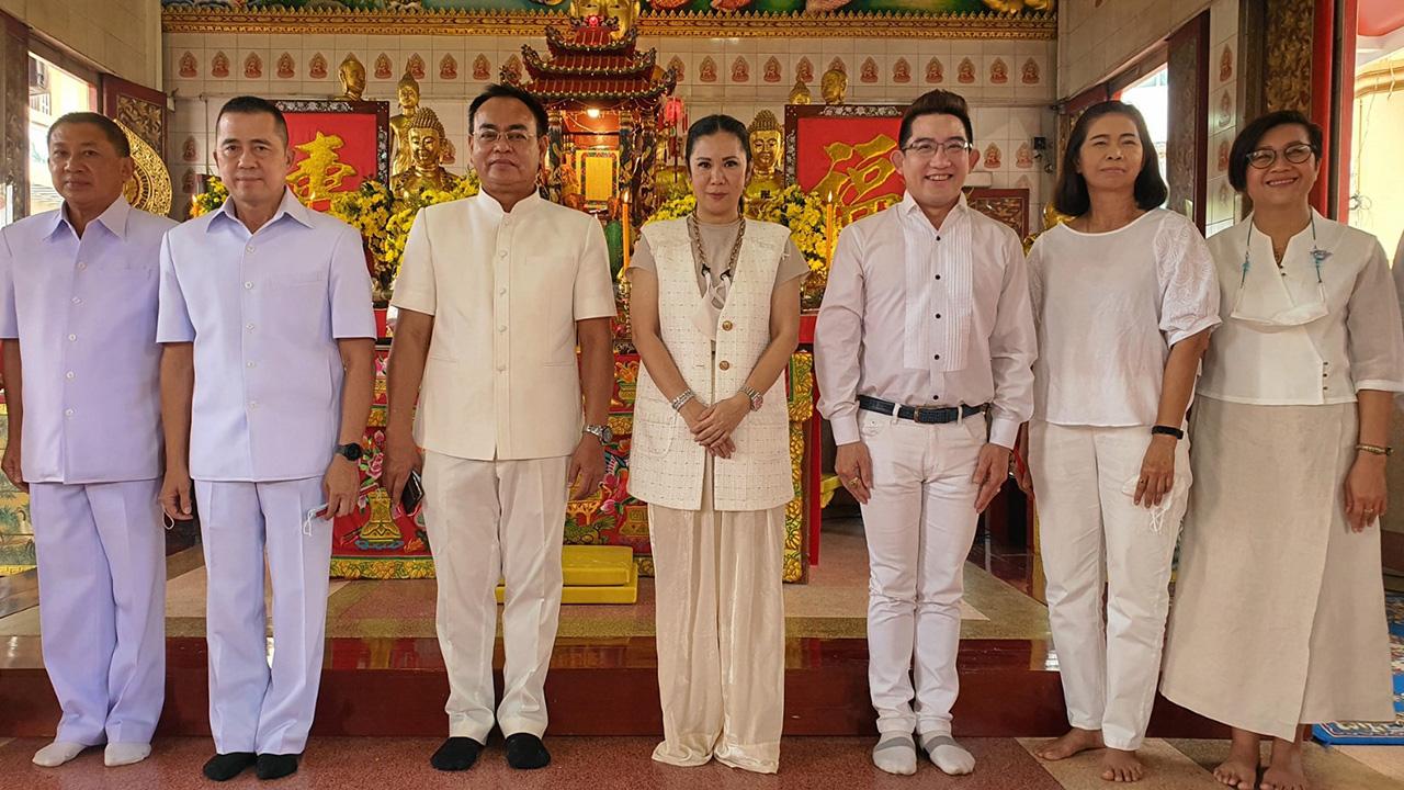 บูชาดาว - สุธี ทองแย้ม ผวจ.จันทบุรี เป็นประธานในพิธีจุดเทียนบูชาดาวนพเคราะห์ ปีฉลู เพื่อความเป็นสิริมงคลและเสริมดวงชะตา โดยมี พล.ต.ต.จรัล จิตเจือจุน, ฐาปนีย์ เกียรติไพบูลย์, ดร.คฑา ชินบัญชร และ ธนภณ กิจกาญจน์ มาร่วมในพิธีด้วย ที่วัดเขตร์นาบุญญาราม จ.จันทบุรี วันก่อน.