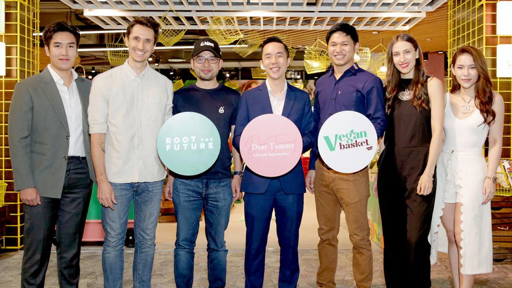 สุขภาพดีแน่ - ชยะพงส์ นะวิโรจน์ เปิดโซนใหม่ “วีแกน บาสเก็ต” อาณาจักรสินค้า Plant-Based แหล่งรวมผลิตภัณฑ์อาหารของเดียร์ทัมมี่จากพืชหลากหลายกว่า 200 รายการ โดยมี แดน ปฐมวาณิชย์, บุญยฤทธิ์ ศรีอ่อน และ โจแอนนา เฮลลิเออร์ มาร่วมงานด้วย ที่ไอคอนสยาม วันก่อน.