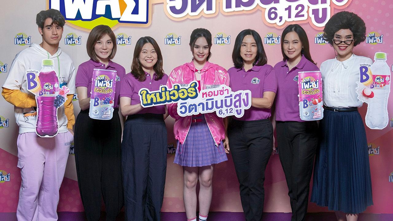 อร่อยสดชื่น เจษฎากร โคชส์ เปิดตัว “เอสเพลย์เพิ่มวิตามินบี 6 และบี 12 สูง” ผลิตภัณฑ์ใหม่หอมซ่า น้ำตาลน้อย น้ำอัดลมในรูปแบบเยลลี่ เอสเพลย์ เยลลี่เชค โดยมี แอลลี่-อชิรญา นิติพน, ก๊อตจิ-ทัชชกร บุญลัภยานันท์ มาร่วมงาน ที่ ไพเรท สตูดิโอ วันก่อน.