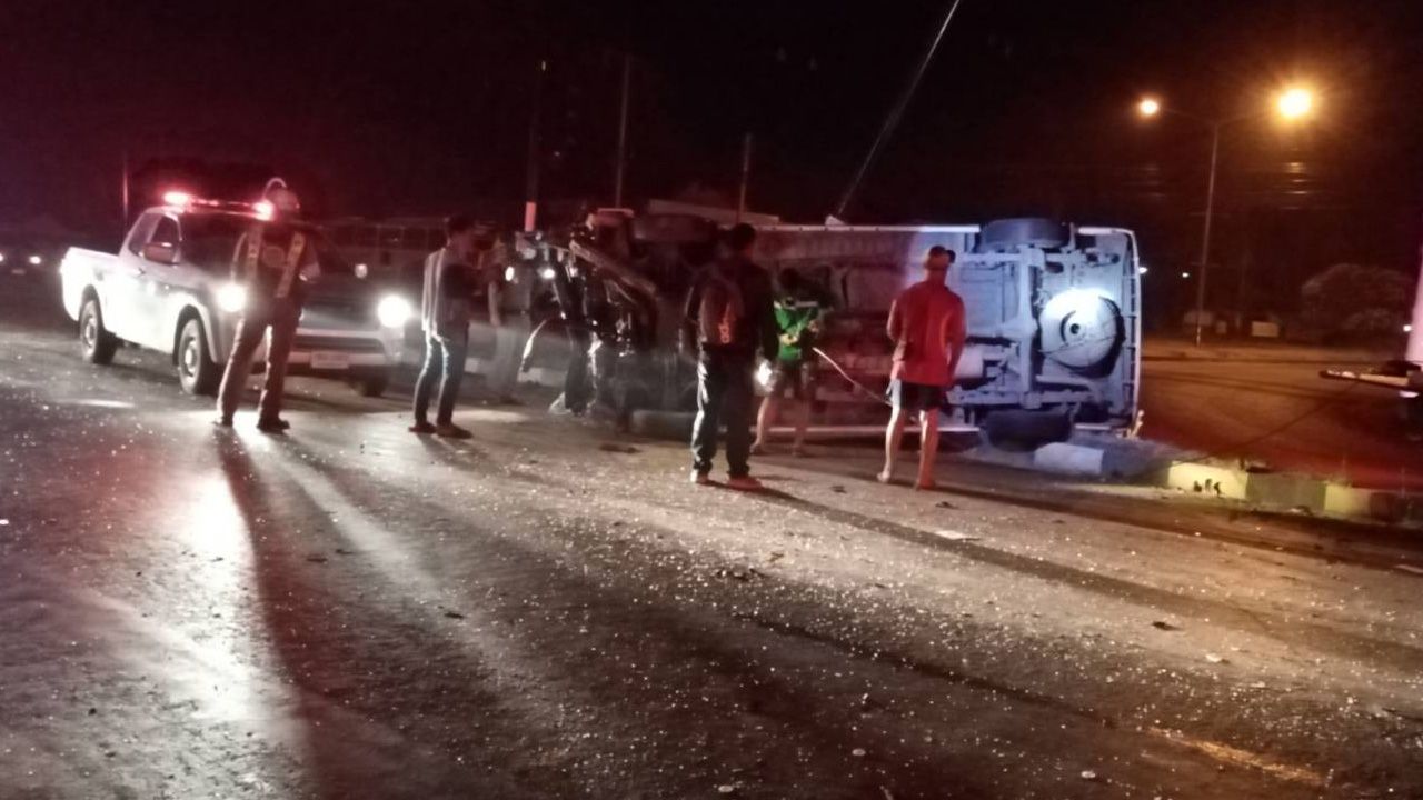 รถตู้เหมาเข้า กทม.ชนกระบะตกร่องกลางถนน ที่แยกแหลมทอง ตาย 3 ศพ เจ็บ 8