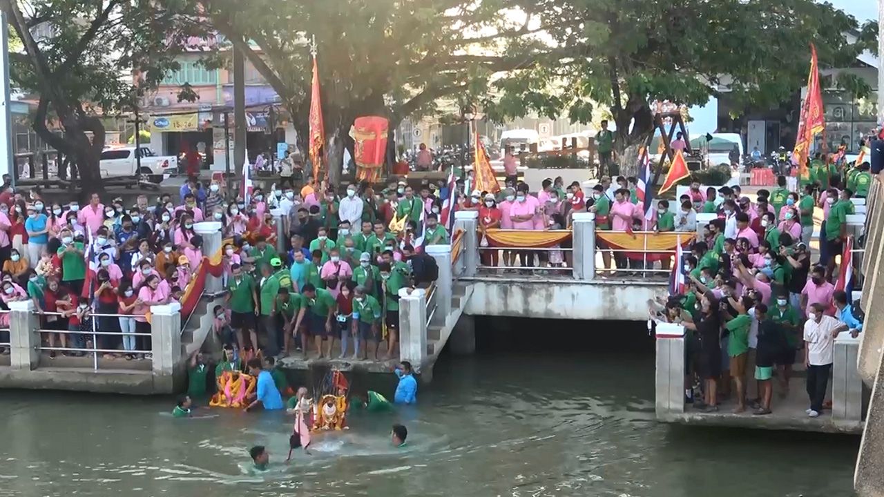 พิธีลุยน้ำสมโภช เจ้าแม่ลิ้มกอเหนี่ยวปัตตานี คนชมคึกคักแต่น้อยกว่าปีก่อน