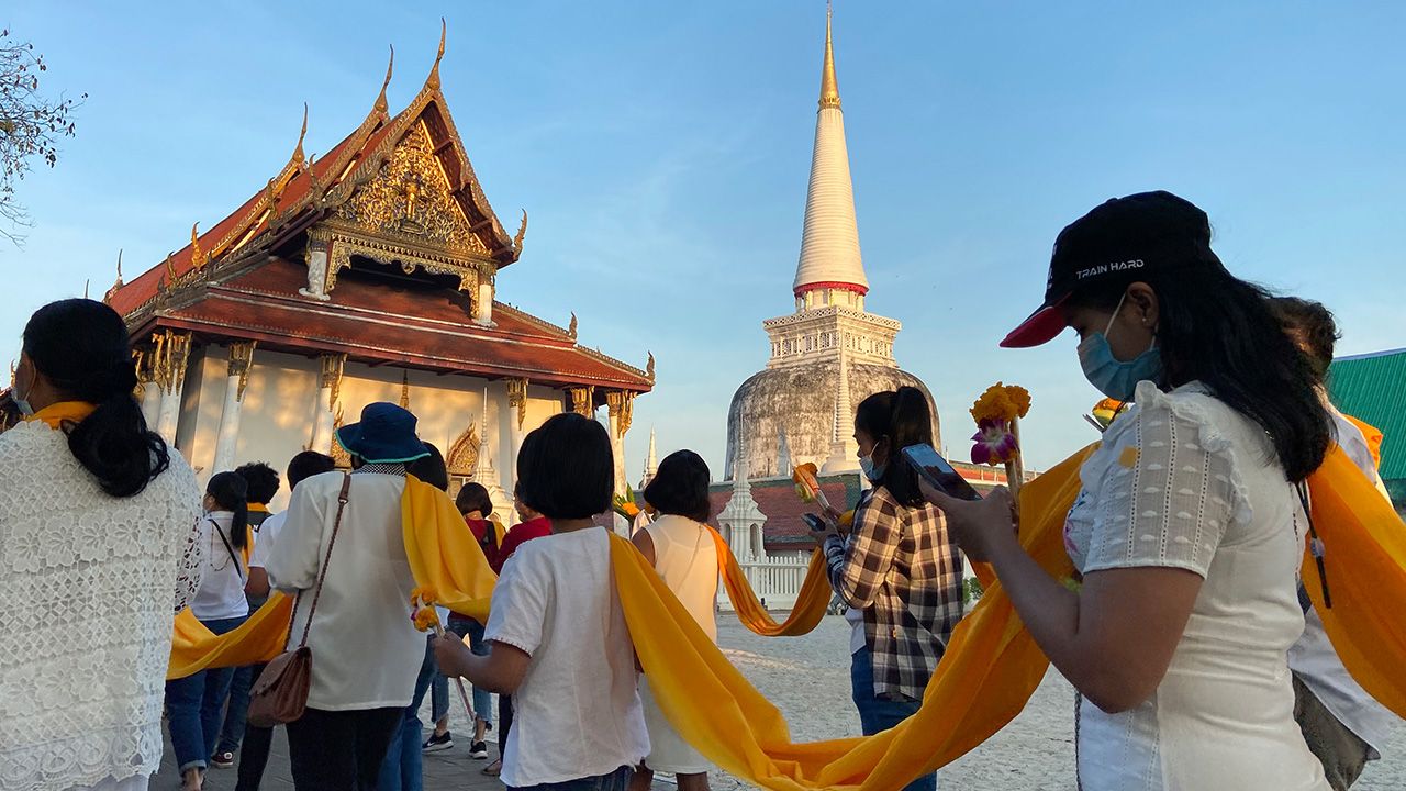 พุทธศาสนิกชนเมืองคอน ร่วมทำบุญตักบาตร แห่ผ้าถวายองค์พระบรมธาตุเจดีย์