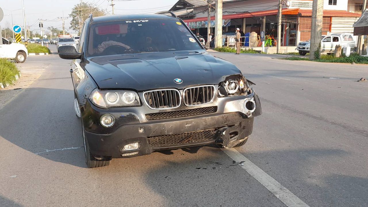 หึ่งแยกมรณะ สังเวยหลายศพ BMW ทางตรง ซัด จยย.2 ผัวเมีย กระเด็นดับคู่  