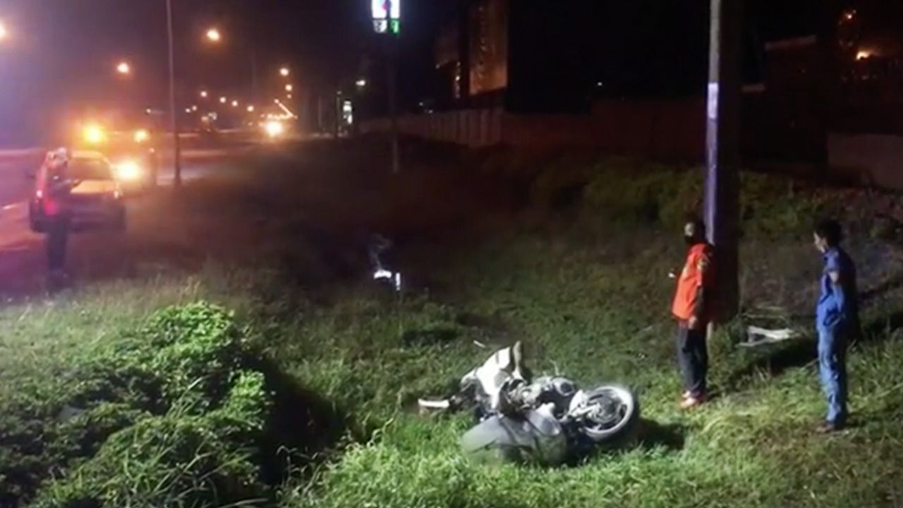 พยานเผยหนุ่มคลั่งทุบรถร้านสะดวกซื้อ ก่อนไปแก้ผ้านอนให้ช็อปเปอร์ชนเละ