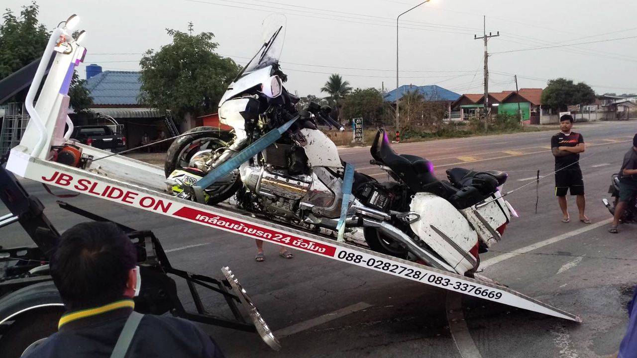 หนุ่มเมาคลั่งวิ่งแก้ผ้า นอนกลางถนนที่ร้อยเอ็ด ช็อปเปอร์ชนร่างเละตายคาที่