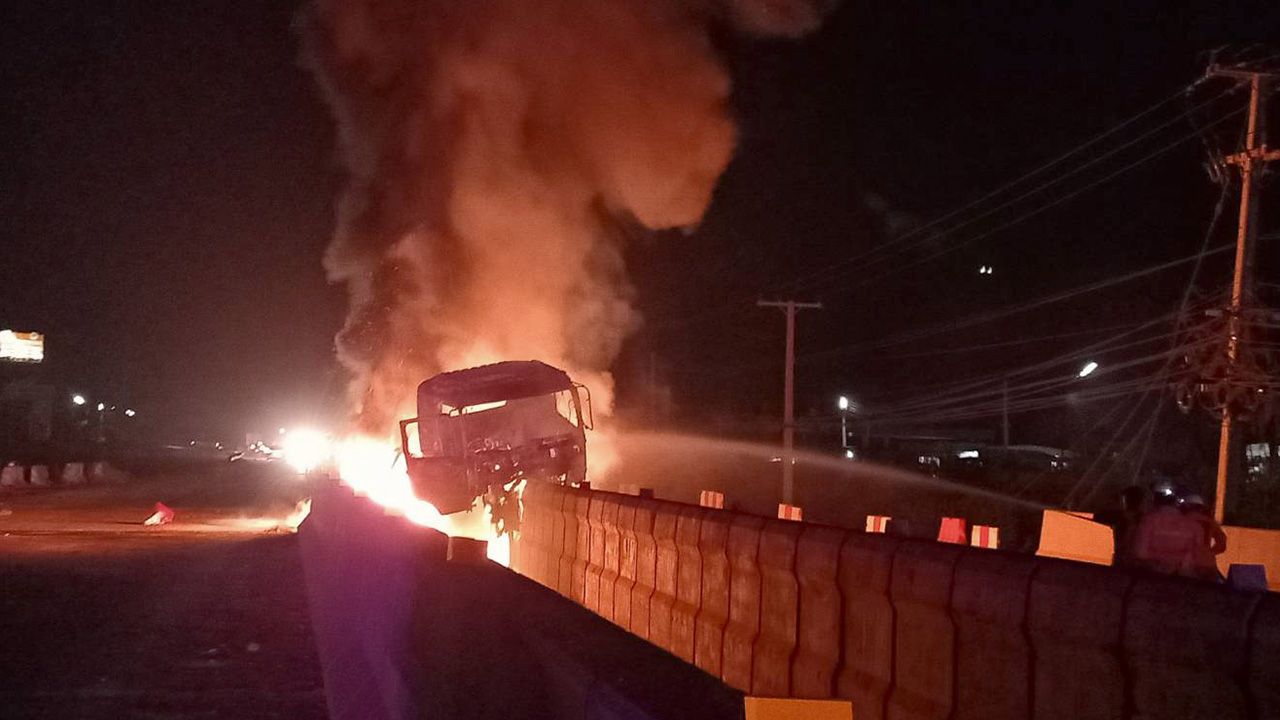 รถบรรทุกวิ่งชนคอสะพานไฟลุกท่วม คนขับโดนไฟคลอกเจ็บสาหัส