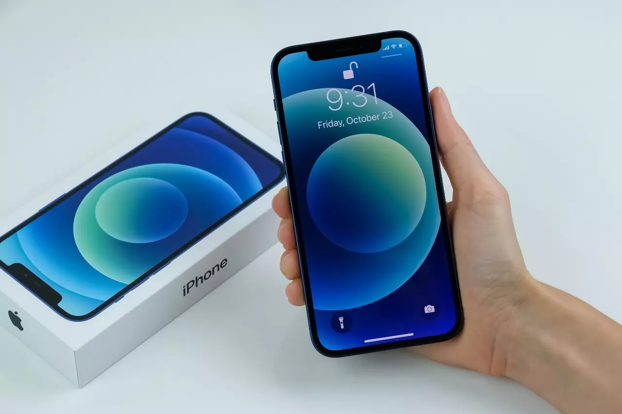 เปรียบเทียบ ราคาไอโฟน 12 (iPhone 12) ควรซื้อเครื่องเปล่า หรือติดโปร?