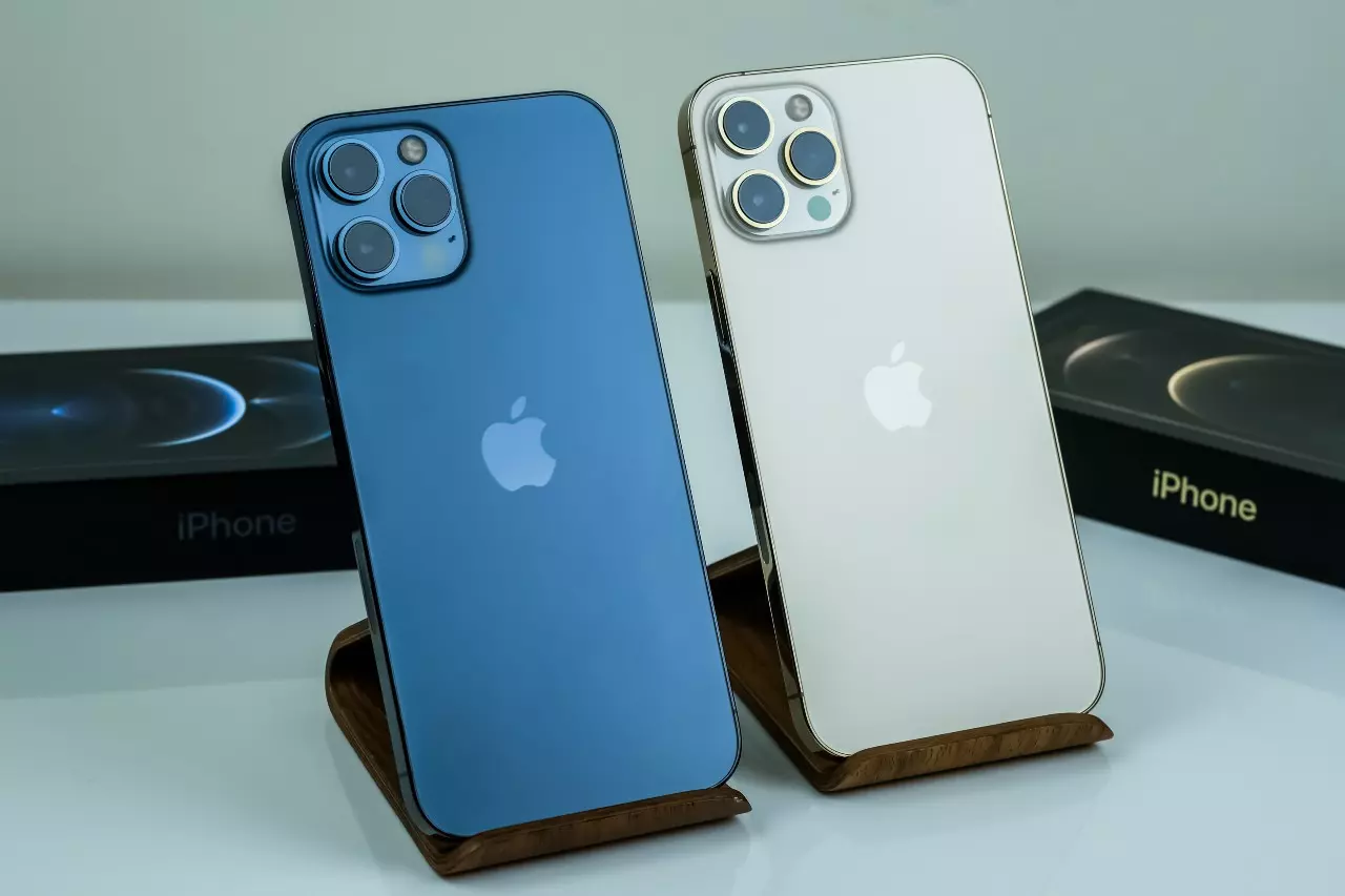 เปรียบเทียบ ราคาไอโฟน 12 (iPhone 12) ควรซื้อเครื่องเปล่า หรือติดโปร?
