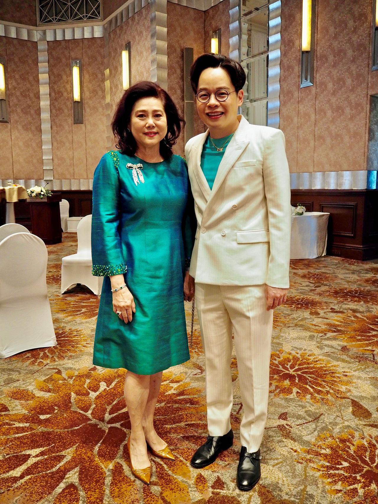 ม.ล.อุบลวดี ชยางกูร , วริฎด์ศรียา ทิฆัมพรทิพย์ นำดอกไม้มาร่วมอวยพร.