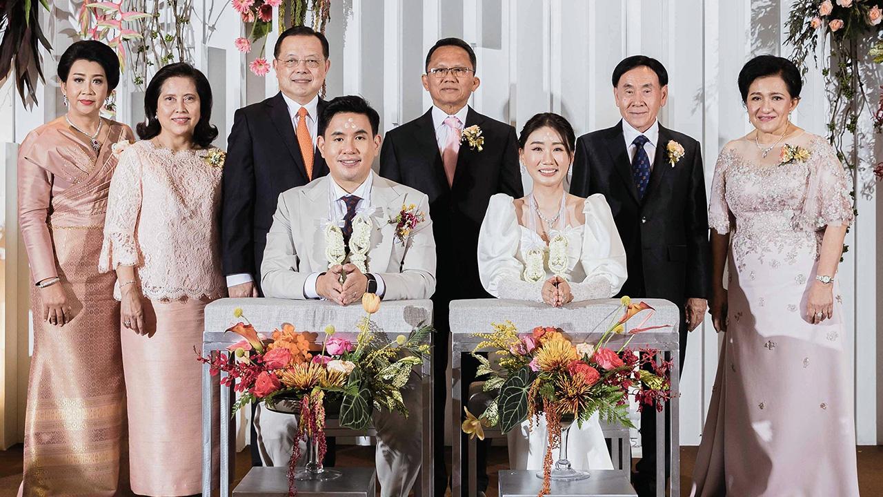 วิวาห์ชื่นมื่น - สมศักดิ์ เทพสุทิน รมว.กระทรวงยุติธรรม เป็นประธานในงานวิวาห์ระหว่าง สุจิตตรา ติยะโสภณจิต บุตรี กัญจน์ อภิบรรณ์ กับ ปองภพ บุตร นพ.ประจวบ-จารุนันท์ อึ๊งภากรณ์ โดยมี ปริญญา–พิภาวรี พัฒนภักดี มาร่วมงานด้วย ที่โรงแรมดิ แอทธินี โฮเทล แบงค็อก วันก่อน.