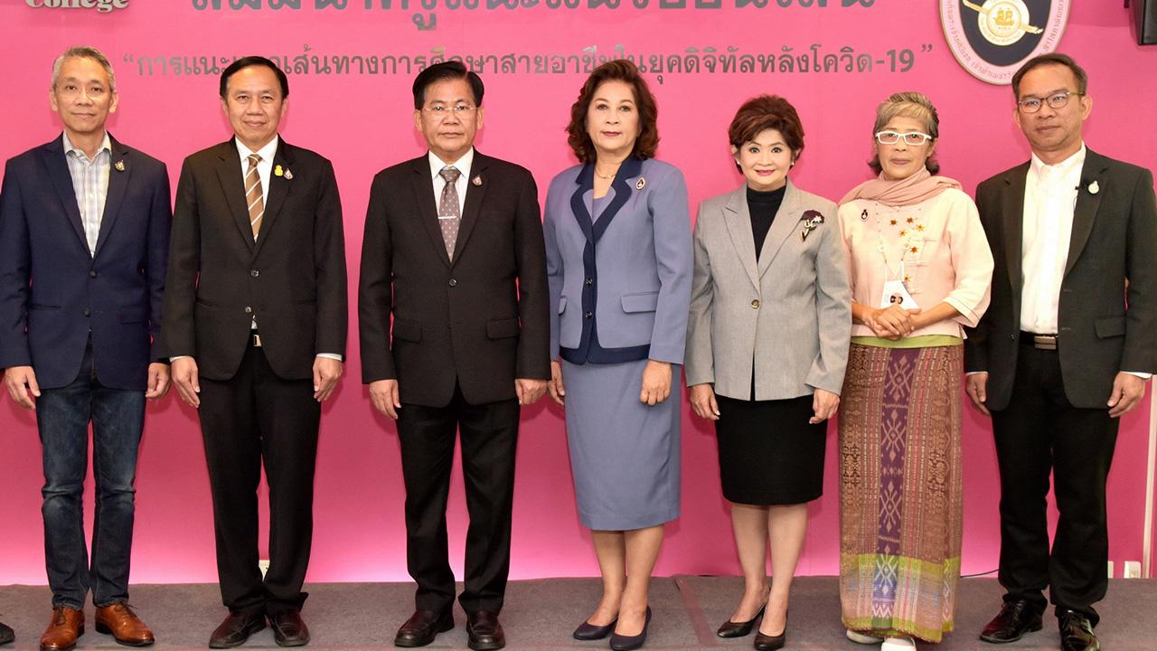สัมมนา - ณรงค์ แผ้วพลสง เป็นประธานเปิดสัมมนาครูแนะแนวออนไลน์ โครงการแนะแนวเส้นทางการศึกษาสายอาชีพยุคดิจิทัลหลังโควิด-19 โดยมี มณฑล ภาคสุวรรณ์, ดร.เบญจมาภรณ์ คุณะรังษี และ โอม ศิวะดิตถ์ มาร่วมสัมมนาด้วย ที่วิทยาลัยอาชีวศึกษาสันติราษฎร์ วันก่อน.