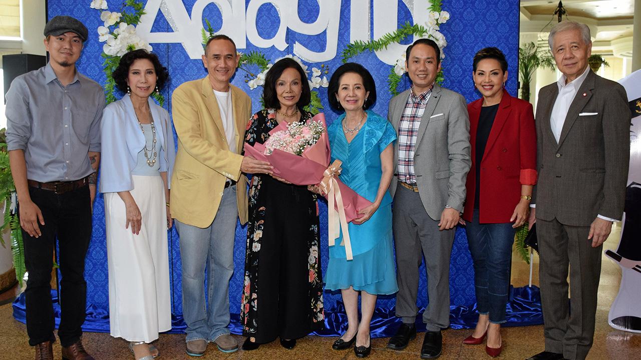 คอนเสิร์ต - คุณหญิงทิพยวรรณ ตันตกิตติ์ เปิดงานคอนเสิร์ตการกุศล Adagio Pruit & Friends Concert เพื่อหารายได้สนับสนุนการศึกษา ร.ร.ดุริยางค์ทหารเรือ โดยมี น.อ.พฤทธิธร สุมิตร, มณเฑียร ตันตกิตติ์ และ ศรีไศล สุชาตวุฒิ มาร่วมงานด้วย ที่ รร.มณเฑียร ริเวอร์ไซค์ วันก่อน.