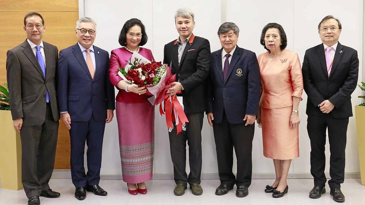 ดีใจด้วย - คุณหญิงปัทมา ลีสวัสดิ์ตระกูล มอบช่อดอกไม้แสดงความยินดีให้ ดร.ณรงค์ ปรางค์เจริญ คณบดีวิทยาลัยดุริยางคศิลป์ ม.มหิดล ได้รับรางวัล The Charles Ives Awards จาก American Academy of Arts and Letters ที่สถาบันเพื่อการยุติธรรมแห่งประเทศไทย วันก่อน.