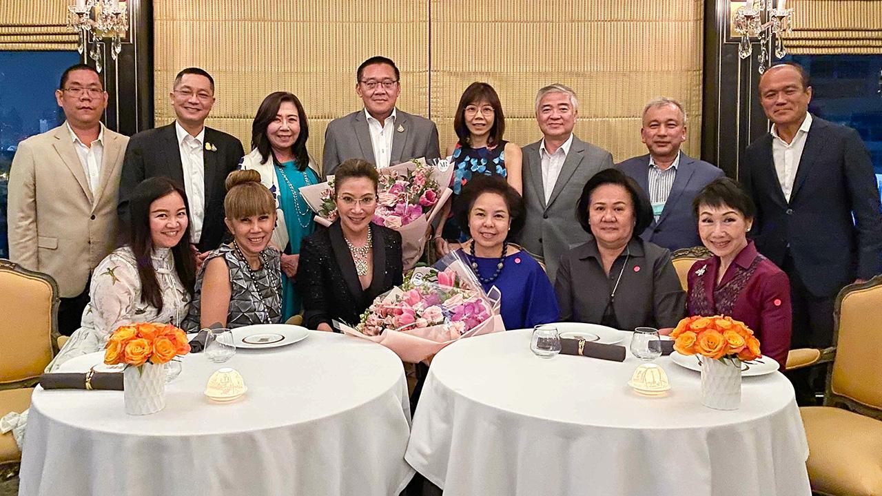 ปลื้ม - พิมพ์ใจ ลี้อิสสระนุกูล, จิตรลดา กัลย์จาฤก, นิพนธ์ ลีละศิธร, เพ็ชรากรณ์ วัชรพล, กฤษติกา คงสมพงษ์ และ อุษณีย์ มหากิจศิริ มาร่วมแสดงความยินดีแก่ ชยธรรม์ พรหมศร ปลัดกระทรวงคมนาคม และ ปานทิพย์ ศรีพิมล ผอ.สคร. ที่โรงแรมแมนดาริน โอเรียนเต็ล วันก่อน.